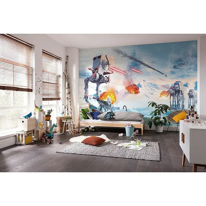 Komar Star Wars Fototapete Hoth Showdown - B x H: 400 x 250 cm, Vlies - Ein Kinderzimmer mit Star Wars Wandbild, Holzfußboden und Spielzeug. Das Highlight ist das beeindruckende Wandbild mit AT-ATs.