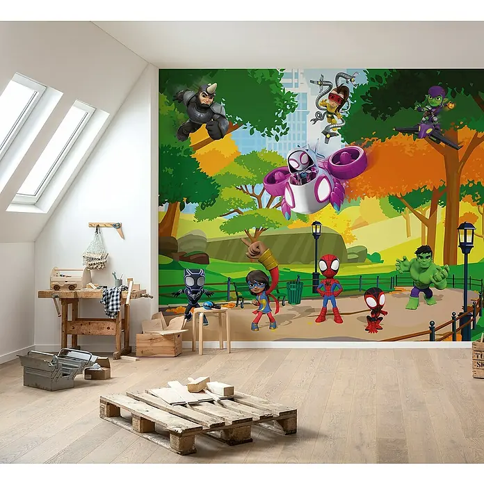 Komar Marvel Fototapete Spidey Scavenger Hunt - B x H: 300 x 250 cm, Vlies - Kinderzimmer mit einer Wandtapete von animierten Marvel-Superhelden und einer Holzkiste mit Werkzeugen im Vordergrund.