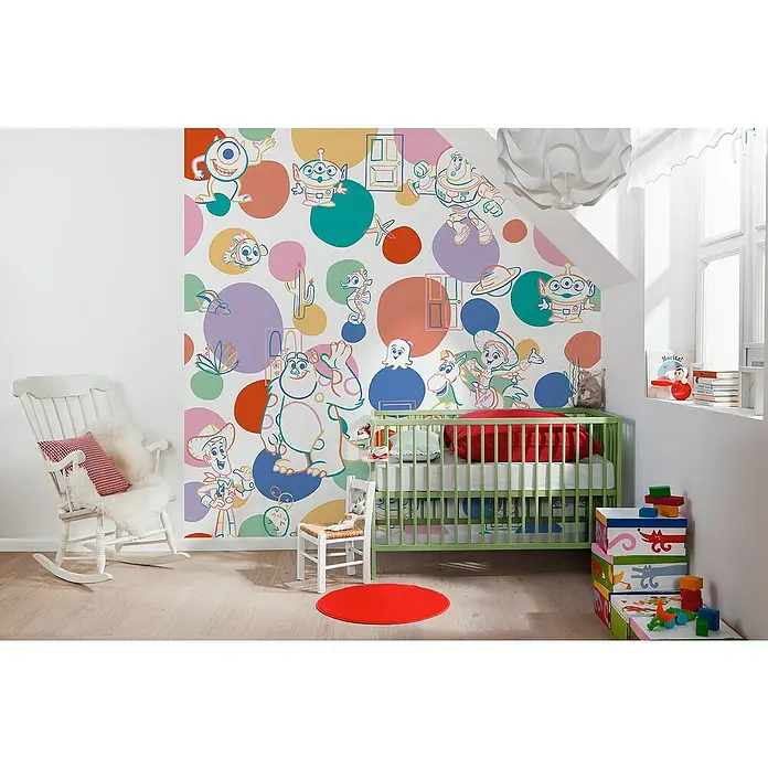 Komar Fototapete Disney Pixar Memories - B x H: 250 x 250 cm, Vlies - Kinderzimmer mit einem grünem Kinderbett und bunten Spielzeugkisten vor einer Wand mit Toy Story Motiven, ergänzt durch einen weißen Schaukelstuhl.