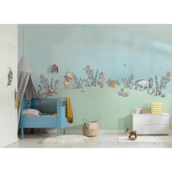 Komar Fototapete Disney Winnie the Pooh - Curious Minds - B x H: 400 x 250 cm, Vlies - Ein bezauberndes Kinderzimmer mit einer blauen Kinderwiege, dekoriert mit Winnie Puuh Wandstickern und sanften Farbtönen, die eine ruhige Atmosphäre schaffen.