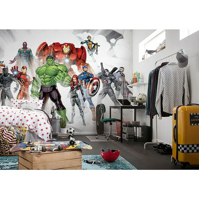 Komar Marvel Fototapete Avengers Unite - B x H: 500 x 280 cm, Vlies - Das Foto zeigt ein lebhaftes Kinderzimmer mit einer Avengers-Tapete, ergänzt durch einen gelben Rollkoffer, der das Thema Abenteuerlust unterstreicht.