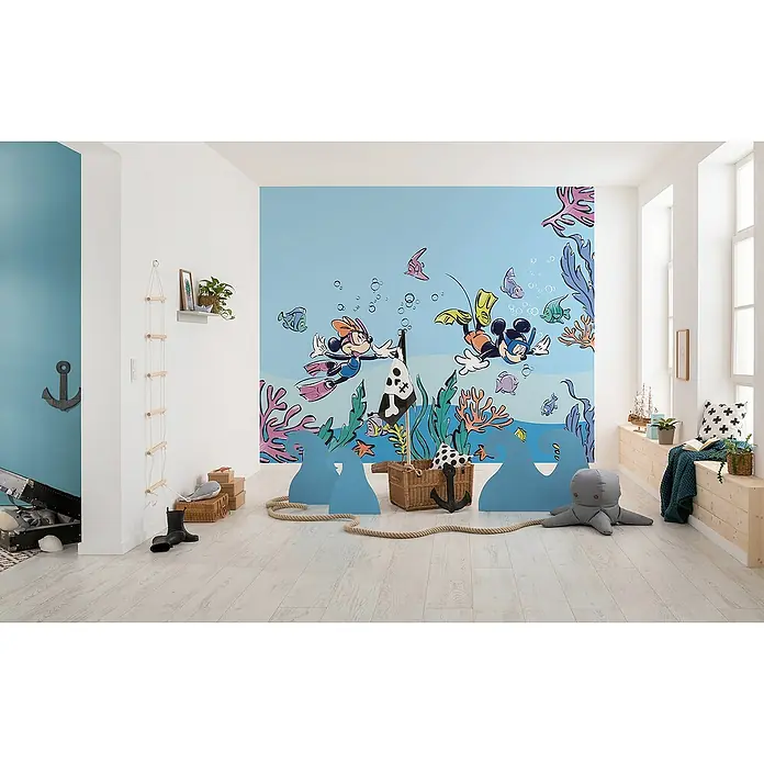 Komar Fototapete Disney Mickey & Minnie Coral Reef - B x H: 300 x 250 cm, Vlies - Kinderzimmer mit Wandbild von Mickey und Minnie Maus beim Tauchen, dekoriert mit maritimen Accessoires wie Anker und Seil.