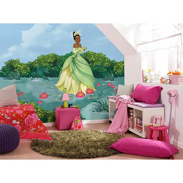 Komar Fototapete Disney Tiana Lucky Pond - B x H: 300 x 250 cm, Vlies - Kinderzimmer mit Wandbild von Prinzessin Tiana und rosa Akzenten.