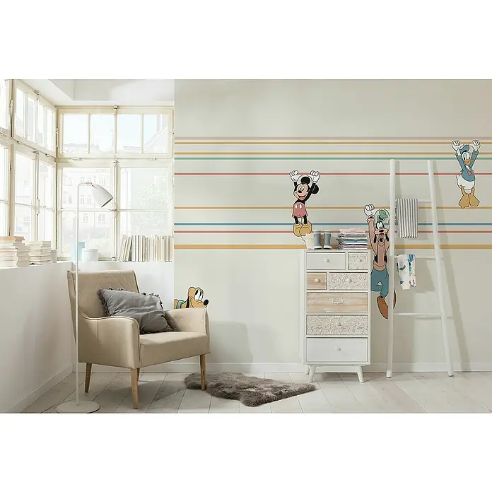 Komar Fototapete Disney Mickey Hanging with Friends - B x H: 300 x 250 cm, Vlies - Kinderzimmer mit Ohrensessel, Kommode und weißer Leiter, dekoriert mit lustigen Mickey-Mouse-Wandstickern für eine fröhliche Atmosphäre.