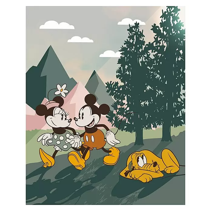 Komar Fototapete Disney Mickey & Minnie Embrace Nature - B x H: 200 x 250 cm, Vlies - Micky und Minnie Maus gehen Hand in Hand, während Pluto daneben entspannt, vor einer Zeichentricklandschaft mit Bergen und Bäumen.