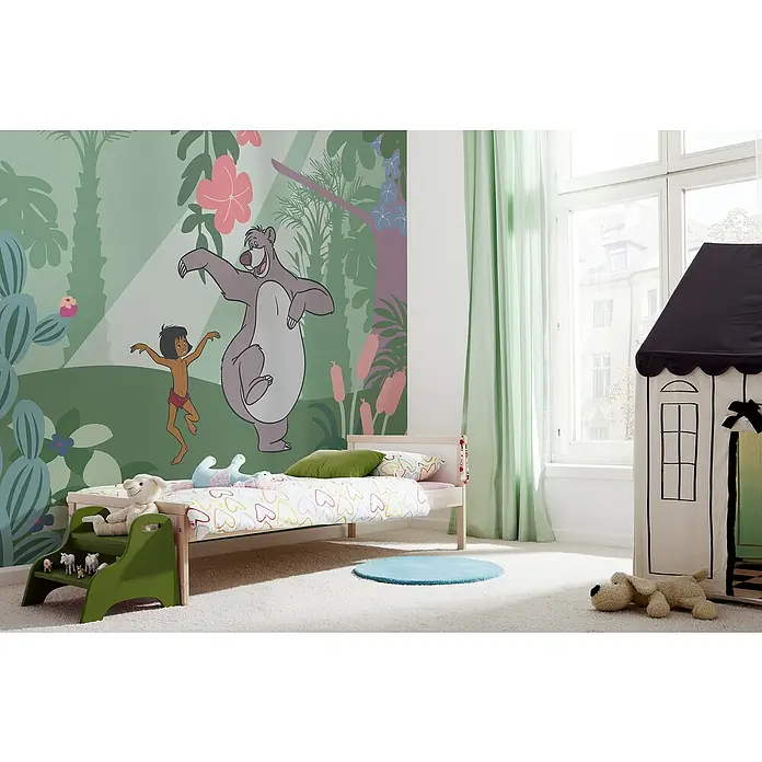 Komar Fototapete Disney Jungle Book Just Kidding - B x H: 300 x 250 cm, Vlies - Das Kinderzimmer ist mit einem Dschungelbuch-Wandbild, einem Kinderbett und einem Spielhaus eingerichtet. Niedlicher Raum mit verspielten Elementen.