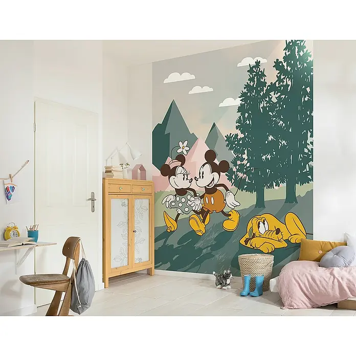 Komar Fototapete Disney Mickey & Minnie Embrace Nature - B x H: 200 x 250 cm, Vlies - Kinderzimmer mit einer Wandtapete mit Disney-Figuren, einem Holzschrank und einem kleinen Schreibtisch.
