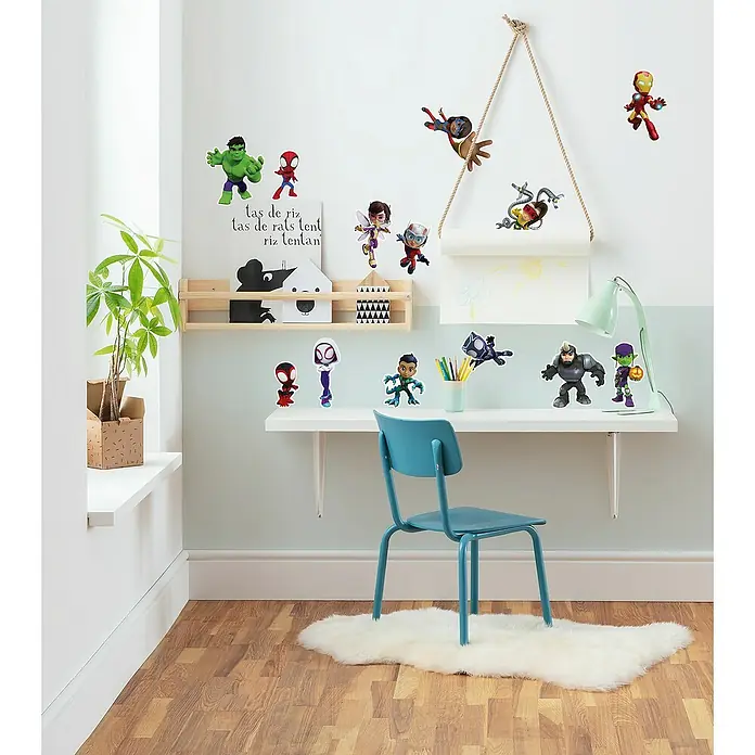 Komar Marvel Dekosticker Spidey and Friends - 70 x 50 cm - Eine Nahaufnahme eines Kinderzimmers mit einem Schreibtisch, einem Stuhl und Marvel-Superhelden-Wandaufklebern für Kinder.