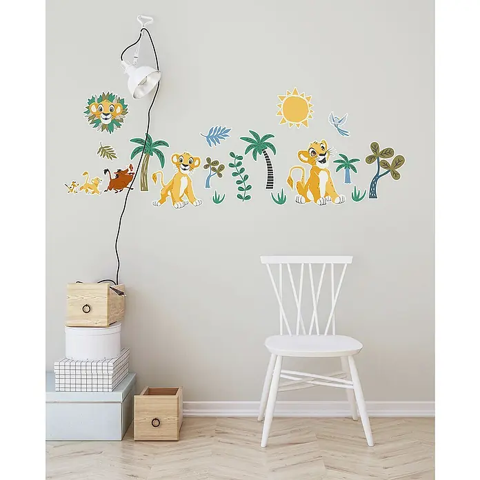 Komar Dekosticker Disney Lion King Faraway Oasis - 70 x 50 cm - Wandaufkleber mit einem fröhlichen Dschungel-Design, inklusive Simba und seinen Freunden, perfekt für ein Kinderzimmer oder Spielbereich.