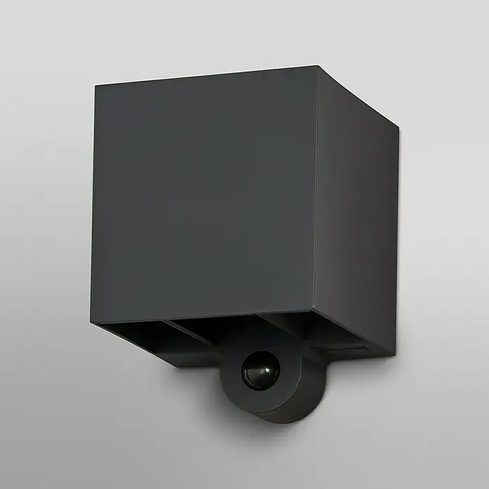 Ledvance Akku-Wandleuchte Endura Style Adjustable Beam Sensor USB - 10 x 9,7 x 12,6 cm, Grau, Warmweiß, 2,5 W, IP54 - Nahaufnahme einer schwarzen Würfel-Wandleuchte mit einem runden Sensor darunter, montiert an einer grauen Wand.
