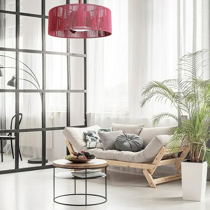 Sulion Ventilador de techo Lur - Rojo, 52 cm, 18 W, Blanco neutro - Una sala de estar moderna con una llamativa lámpara colgante roja, un sofá de colores claros y una mesa de centro elegante.