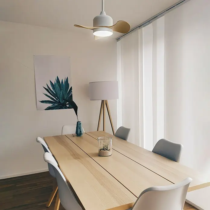 Sulion Ventilador de techo Lily - Haya, 56 cm, 20 W, Blanco neutro - Un comedor moderno con una mesa de madera clara, sillas elegantes y un ventilador de techo elegante.