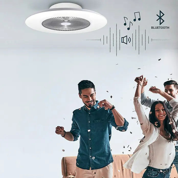 Sulion Ventilador de techo Daikiri XL - Blanco, 80 cm, 55 W, Blanco neutro - Se muestra una lámpara de techo moderna con ventilador integrado y altavoz Bluetooth mientras la gente baila y celebra debajo.