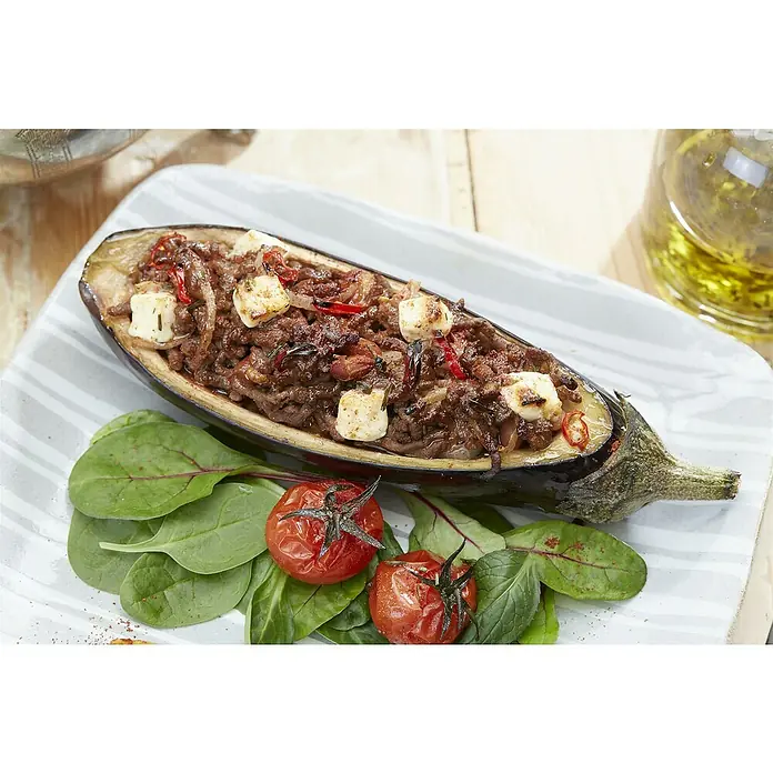 Piardino Aubergine - Solanum melongena, 14 cm, Erntezeit: Juli - Ein Teller gefüllte Aubergine, serviert mit Salat und Tomaten, präsentiert ein köstliches und gesundes Gericht.