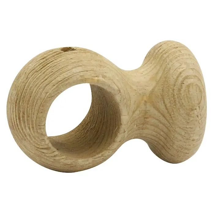 Expo Ambiente Deckenträger - Eiche, Geeignet für: Gardinenstangen Ø 28 mm - Nahaufnahme eines Holzvorhangrings mit Maserung und Loch, der ein rustikales und natürliches Element der Dekoration darstellt.