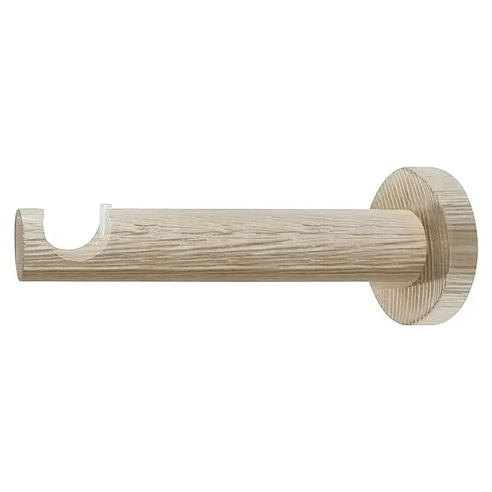 Expo Ambiente Träger Domo - Esche Gekalkt, Geeignet für: Gardinenstangen Ø 28 mm, Länge: 12 cm - Nahaufnahme einer hellen Holzgardinenstange mit einer U-förmigen Halterung und einer runden Rosette.