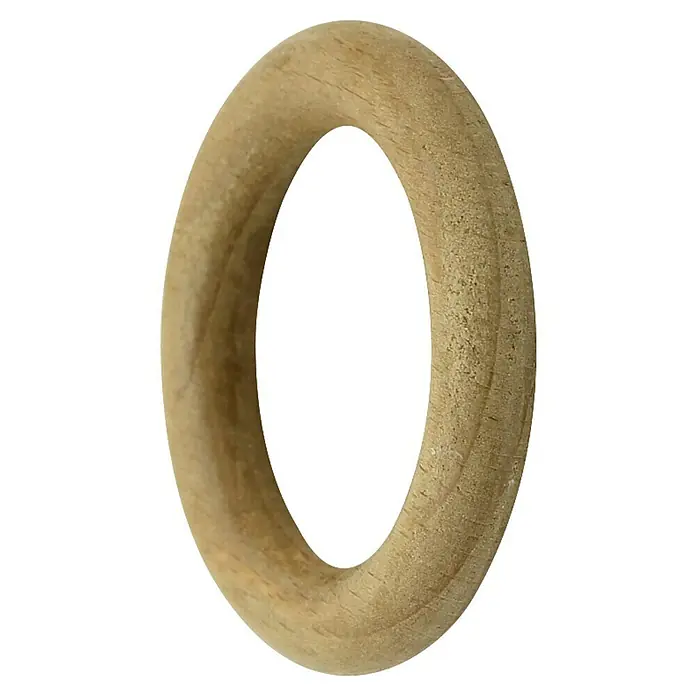 Expo Ambiente Rundring-Pack - Eiche, 10 Stk., Geeignet für: Gardinenstangen Ø 28 mm - Nahaufnahme eines hellbraunen Holzrings mit sichtbarer Maserung und Textur vor schwarzem Hintergrund.