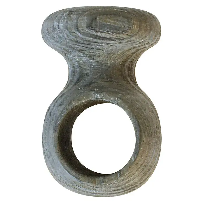 Expo Ambiente Deckenträger - Esche Gekälkt, Geeignet für: Gardinenstangen Ø 28 mm - Nahaufnahme eines aus grauem Holz gefertigten Ohrgewichts mit einem Ring und einer sich verjüngenden Form.
