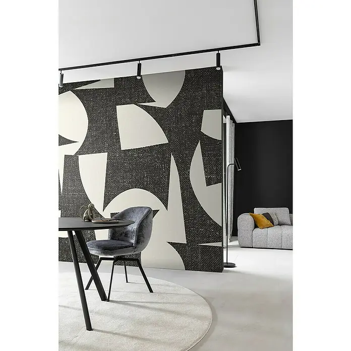 SCHÖNER WOHNEN-Kollektion Cosyliving Fototapete Abstrakt-Geometrisch - B x H: 265 x 300 cm, Vlies, Schwarz-Weiß - Schwarze Wand mit abstraktem Muster, runde Tischgruppe und graues Sofa im Hintergrund.