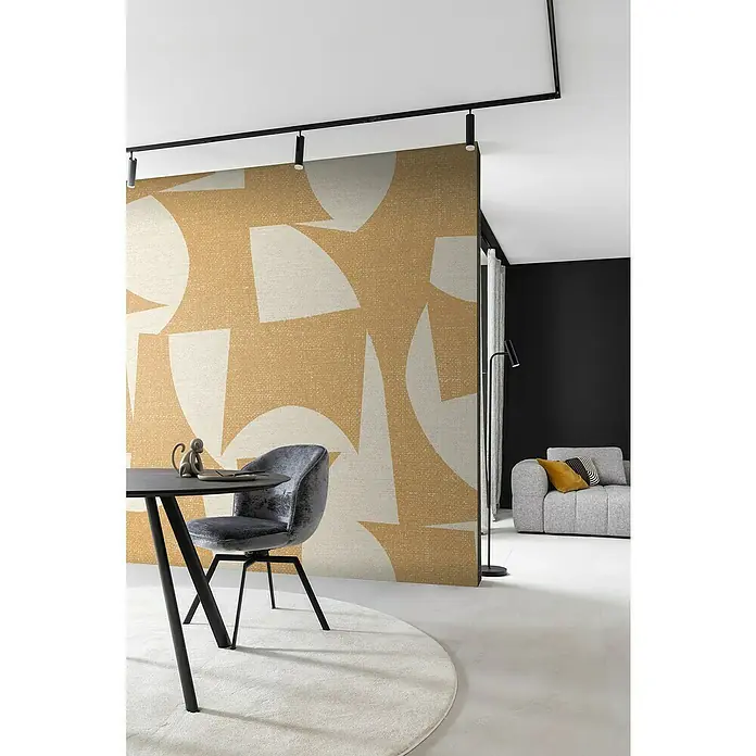 SCHÖNER WOHNEN-Kollektion Cosyliving Fototapete Abstrakt-Geometrisch - B x H: 265 x 300 cm, Vlies, Gelb-Creme - Einrichtungsidee mit modernem Raumteiler, der mit einem auffälligen geometrischen Muster in Beige und Weiß verziert ist und eine stilvolle Atmosphäre schafft.