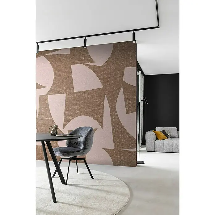 SCHÖNER WOHNEN-Kollektion Cosyliving Fototapete Abstrakt-Geometrisch - B x H: 265 x 300 cm, Vlies, Braun-Rosa - Elegantes Zimmerdesign mit abstrakter Tapete, stilvollem Stuhl und moderner Beleuchtung. Die perfekte Kombination aus Kunst und Komfort für Ihr Zuhause.