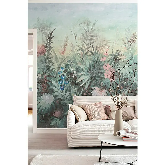 SCHÖNER WOHNEN-Kollektion Cosyliving Fototapete Romantische Lodge - B x H: 265 x 300 cm, Vlies - Wohnzimmer mit floraler Wandtapete, beigem Sofa mit Kissen und weißem Couchtisch mit Deko.