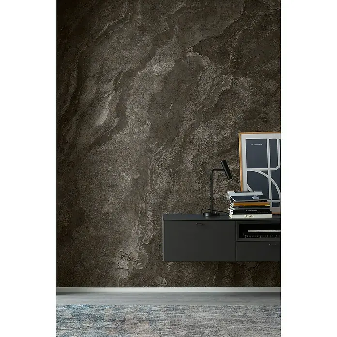 SCHÖNER WOHNEN-Kollektion Cosyliving Fototapete Marmor - B x H: 265 x 300 cm, Vlies - Wandmontierter grauer Mediaschrank mit einer Lampe und Büchern darauf.