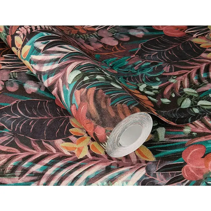 SCHÖNER WOHNEN-Kollektion Cosyliving Vliestapete BOTANICAL Dschungel - Bunt, Floral, 10,05 x 0,53 m - Nahaufnahme einer Rolle dunkler Dschungel-Tapete mit üppigem Blumen- und Blätterdesign, perfekt für einen tropischen Look.