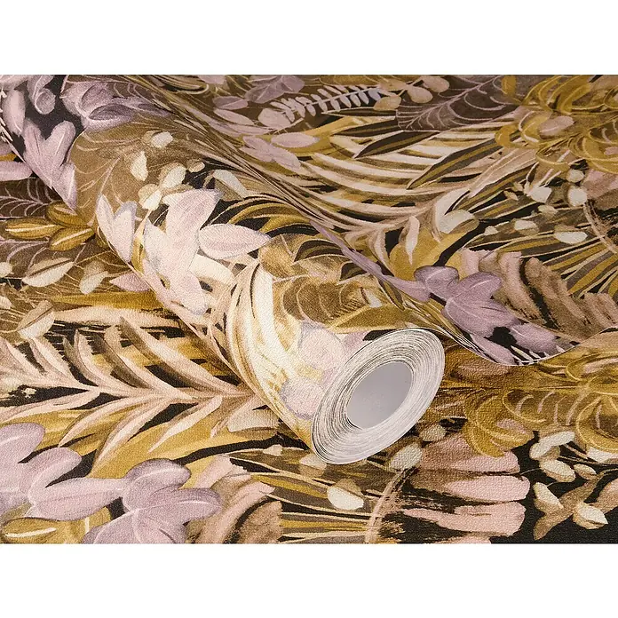 SCHÖNER WOHNEN-Kollektion Cosyliving Vliestapete BOTANICAL Dschungel - Rosé, Floral, 10,05 x 0,53 m - Nahaufnahme einer Rolle gemusterter Tapete mit floralem und botanischem Design in Gold-, Braun- und Lilatönen.