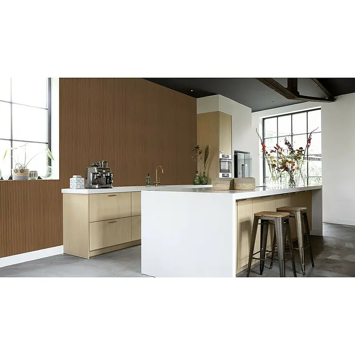 SCHÖNER WOHNEN-Kollektion Cosyliving Vliestapete LODGE Rundholz - Braun, Holzoptik, 10,05 x 0,53 m - Moderne Küche mit Kücheninsel, Barhockern und brauner Akzentwand, die eine stilvolle und einladende Atmosphäre schafft.