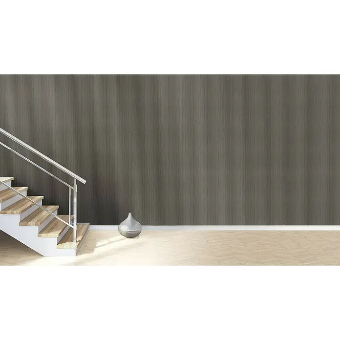 SCHÖNER WOHNEN-Kollektion Cosyliving Vliestapete LODGE Rundholz - Anthrazit, Holzoptik, 10,05 x 0,53 m - Minimalistisches Interieur mit grauer Akzentwand, einer Treppe mit Holzstufen und einer dekorativen silbernen Vase.