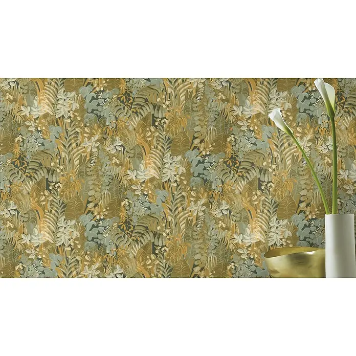 SCHÖNER WOHNEN-Kollektion Cosyliving Vliestapete BOTANICAL Dschungel - Hellgrün-Senf, Floral, 10,05 x 0,53 m - Detailaufnahme einer auffälligen Dschungeltapete mit üppigen Blättern in Gold, Grün und Grau, die eine lebendige und exotische Atmosphäre schafft.