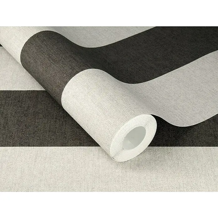SCHÖNER WOHNEN-Kollektion Cosyliving Vliestapete STRIPE - Schwarz-Grau, Streifen, 10,05 x 0,53 m - Nahaufnahme einer Rolle gestreifter Tapete in Schwarz und Weiß, die ein modernes und stilvolles Design für die Inneneinrichtung zeigt.