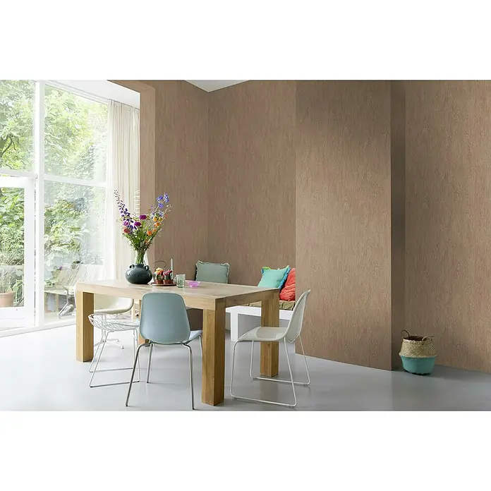 SCHÖNER WOHNEN-Kollektion Cosyliving Vliestapete WOOD Holz-Allover - Braun, Holzoptik, 10,05 x 0,53 m - Ein Esszimmer mit Holztisch, Stühlen und farbenfrohen Blumen in einer Vase, das einladend und stilvoll wirkt.