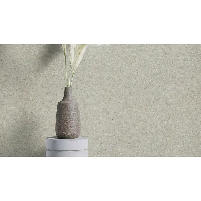 SCHÖNER WOHNEN-Kollektion Cosyliving Vliestapete MARBLE Marmor - Grau, Steinoptik, 10,05 x 0,53 m - Detailaufnahme einer stilvollen Vase mit Trockenblumen auf einem Beistelltisch, vor einer dezenten Wand mit Marmorierung.