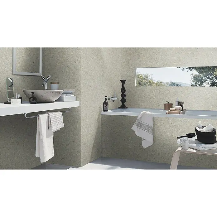 SCHÖNER WOHNEN-Kollektion Cosyliving Vliestapete MARBLE Marmor - Grau, Steinoptik, 10,05 x 0,53 m - Elegantes Badezimmer-Design mit einem modernen Waschtisch, einer stilvollen Badewanne und einem Fenster mit Blick auf die Natur.