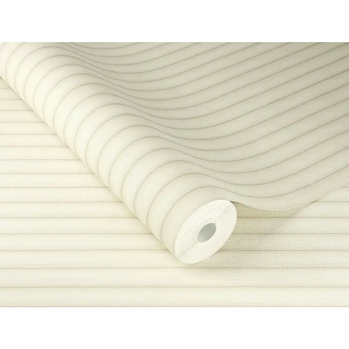 SCHÖNER WOHNEN-Kollektion Cosyliving Vliestapete LODGE Rundholz - Beige-Creme, Holzoptik, 10,05 x 0,53 m - Nahaufnahme einer Rolle gestreifter Tapete in neutralen Farbtönen. Die Tapete hat ein subtiles, strukturiertes Muster und feine Linien.