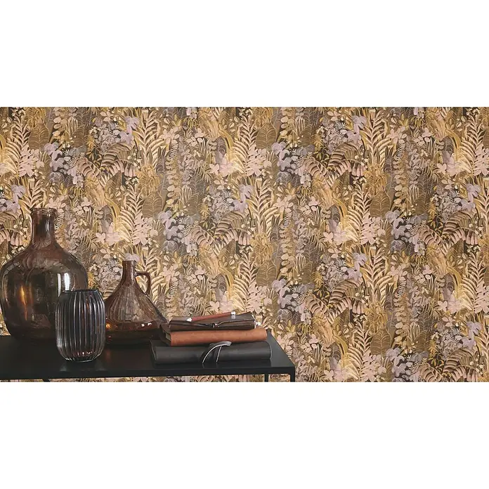 SCHÖNER WOHNEN-Kollektion Cosyliving Vliestapete BOTANICAL Dschungel - Rosé, Floral, 10,05 x 0,53 m - Dekoratives Stillleben mit braunen Glasvasen und Büchern auf einem schwarzen Tisch vor gemusterter Wand.