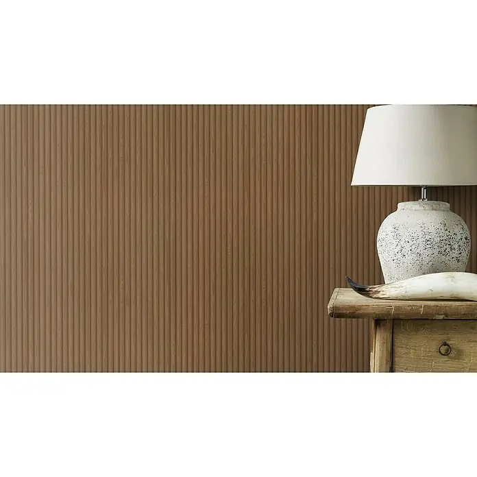 SCHÖNER WOHNEN-Kollektion Cosyliving Vliestapete LODGE Rundholz - Braun, Holzoptik, 10,05 x 0,53 m - Detailaufnahme einer braunen Holzvertäfelung, neben einer Lampe auf einem Holztisch mit Dekorationselementen.