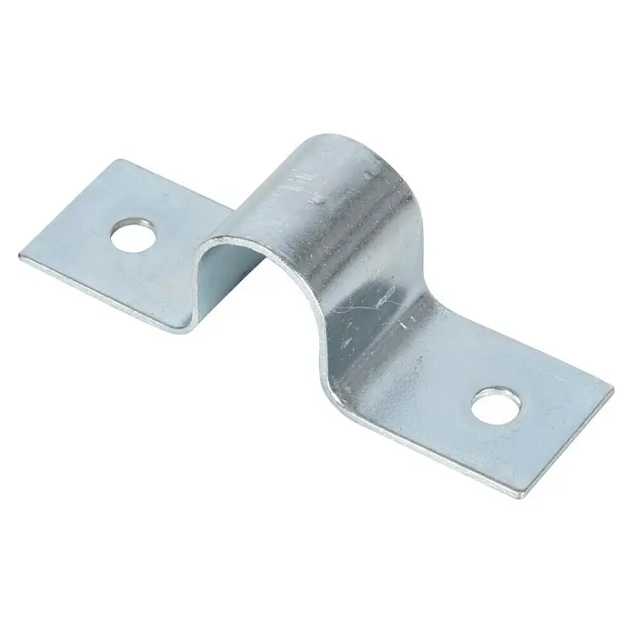 Alberts Presilla - 60 x 18 mm, Acero - Primer plano de una abrazadera metálica brillante con dos orificios para montaje sobre un fondo negro.