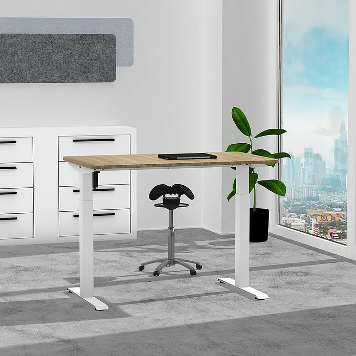 Tischgestell 1M2S - Höhenverstellung: 700 cm - 1.170 cm, Traglast: 80 kg, Stahl, Aluminium - Ein höhenverstellbarer Schreibtisch mit Holzplatte und weißen Beinen in einem modernen Büro.