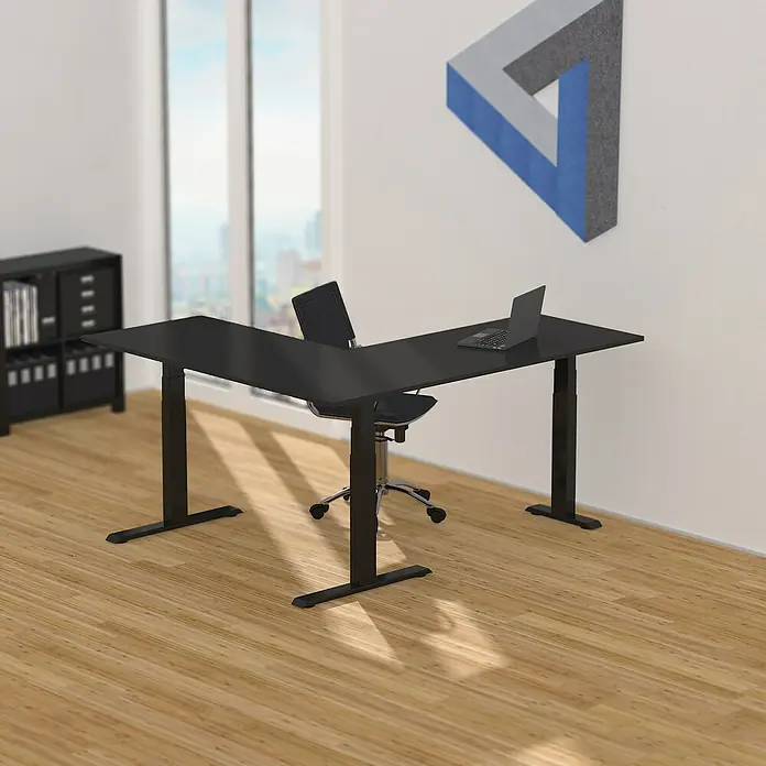 Tischgestell 3M3S - Schwarz, Höhenverstellung: 625 cm - 1.275 cm, Traglast: 180 kg, Stahl - Schwarzer Eckschreibtisch mit Laptop und Bürostuhl in einem modernen Büro mit hellen Holzböden.