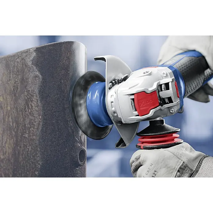 Bosch Professional X-Lock Amoladora angular eléctrica GWX 750-125 - 750 W, Diámetro disco: 125 mm, Número de revoluciones de marcha en vacío: 11.000 r.p.m. - Una amoladora angular de una mano esmerilando una tubería de metal, guantes protectores visibles.