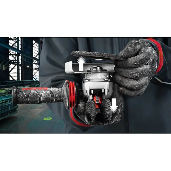 Bosch Professional X-Lock Amoladora angular eléctrica GWX 10-125 - 1.000 W, Diámetro disco: 125 mm, Número de revoluciones de marcha en vacío: 11.000 r.p.m. - Primer plano de una amoladora angular con una persona que lleva guantes protectores y coloca un disco de rectificado.
