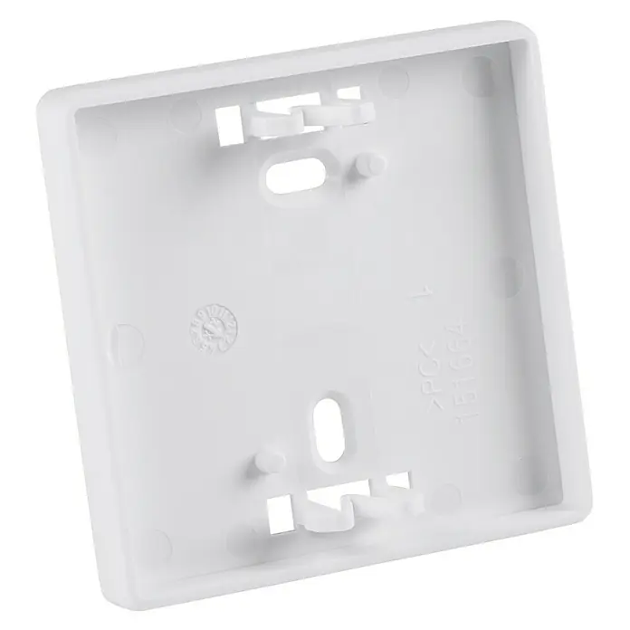 Homematic IP Wandhalterung HmIP-SF-2 - Weiß, 12 x 60 x 60 mm, Für Geräte im 55er-Format - Nahaufnahme einer weißen quadratischen Abdeckung mit Aussparungen für eine einfache Installation.