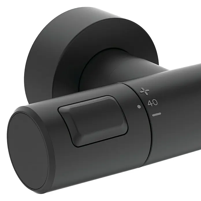 Ideal Standard Ceratherm Duschsystem T25 - Mit Thermostatarmatur, Höhe: 111 cm, Anzahl Strahlarten: 1 Stk. - Nahaufnahme eines mattschwarzen Duschthermostats mit Temperaturanzeige und Sicherheitsknopf.
