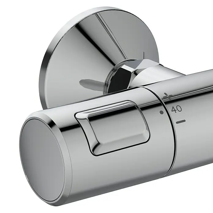 Ideal Standard Ceratherm Duschsystem T25Mit Thermostatarmatur, Lochabstand: 70 cm, Anzahl Strahlarten: 3 Stk., Chrom - Nahaufnahme eines verchromten Thermostatventils für die Dusche, das modernes Design und Funktionalität vereint.