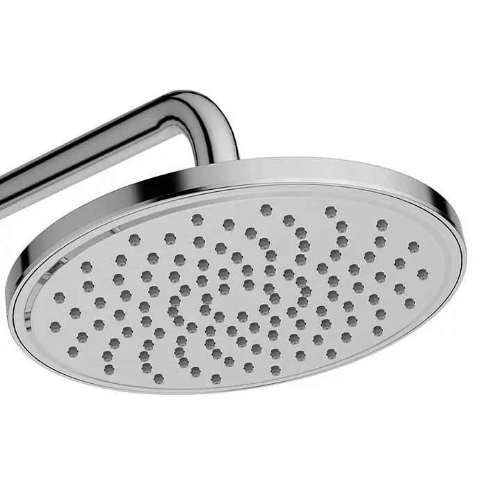 Ideal Standard Ceratherm Duschsystem T25 - Mit Thermostatarmatur, Lochabstand: 70 cm, Anzahl Strahlarten: 3 Stk., Chrom - Bild einer runden Duschbrause mit Chromfinish, die durch ein Rohr befestigt ist und für ein modernes Badezimmerdesign verwendet wird.