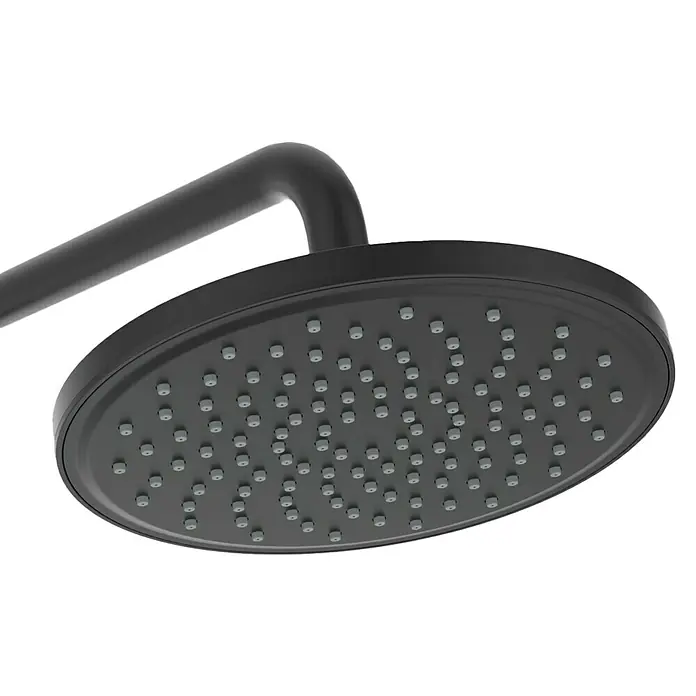 Ideal Standard Ceratherm Duschsystem T25 - Mit Thermostatarmatur, Höhe: 111 cm, Anzahl Strahlarten: 1 Stk. - Nahaufnahme eines mattschwarzen Duschkopfes mit rundem Design, der moderne Eleganz für jedes Badezimmer verspricht.