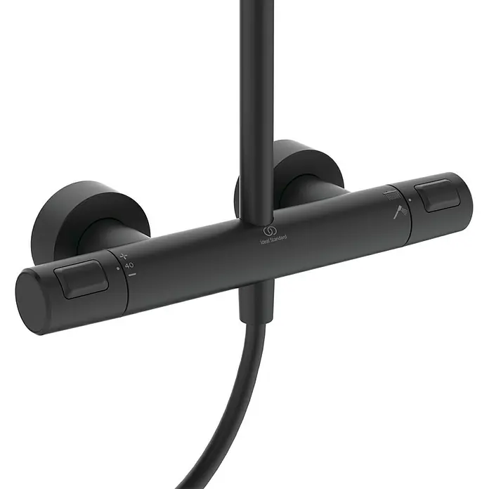 Ideal Standard Ceratherm Duschsystem T25 - Mit Thermostatarmatur, Höhe: 111 cm, Anzahl Strahlarten: 1 Stk. - Nahaufnahme einer mattschwarzen Ideal Standard Duscharmatur mit Thermostat, die an der Wand montiert ist.